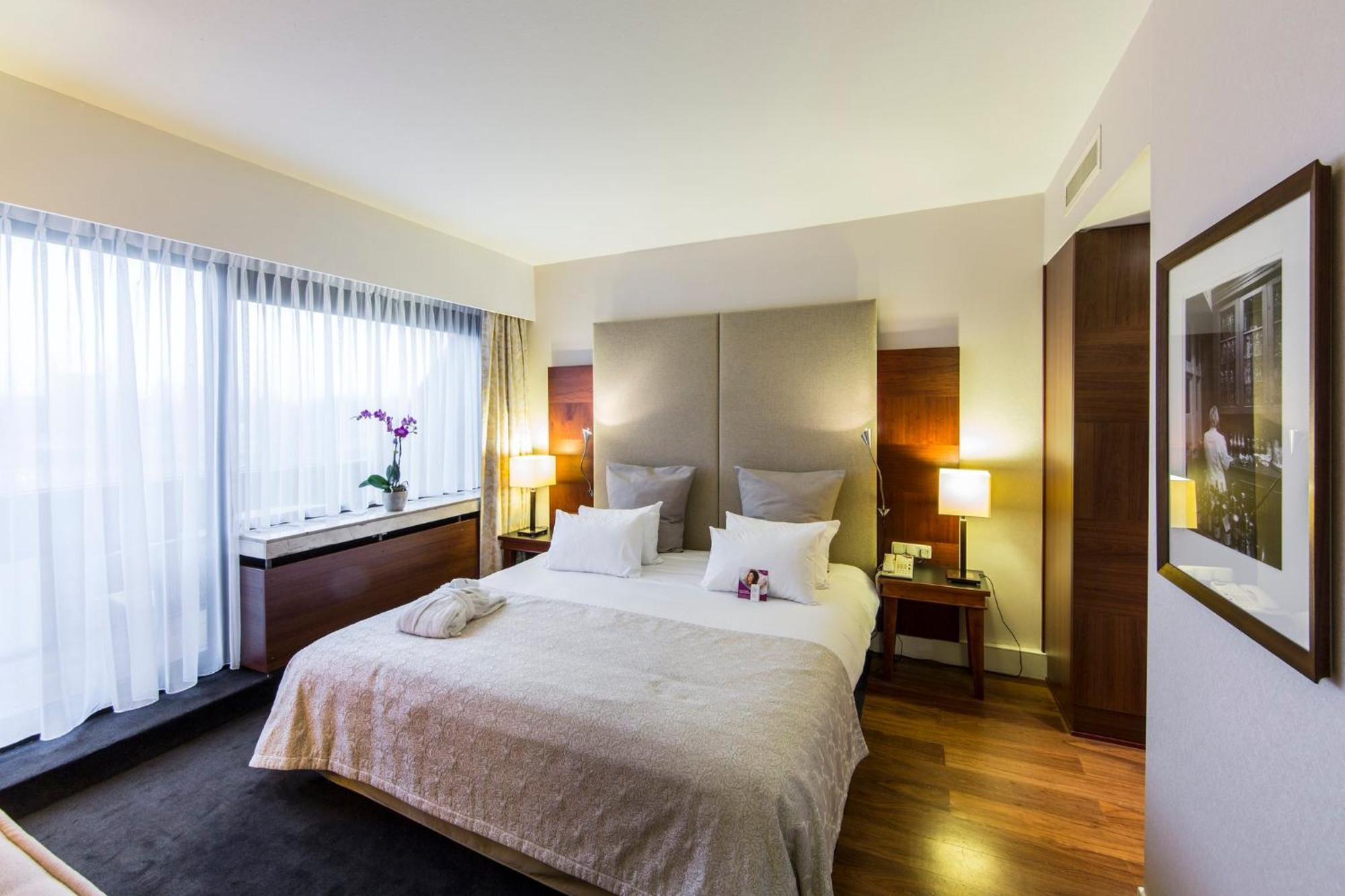 คราวน์ พลาซา มาสทริชท์ Hotel ภายนอก รูปภาพ