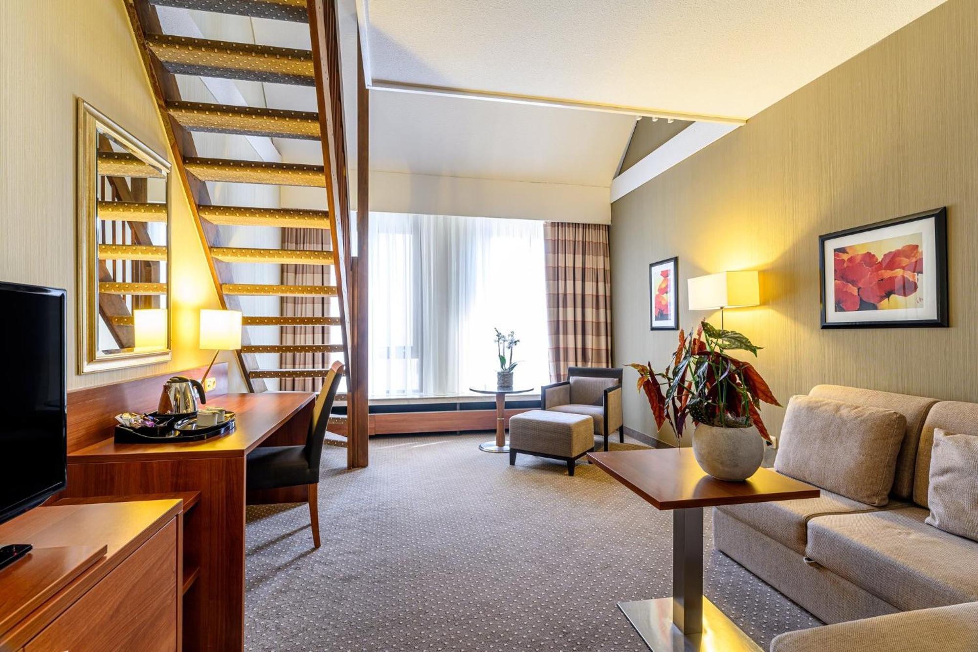 คราวน์ พลาซา มาสทริชท์ Hotel ภายนอก รูปภาพ